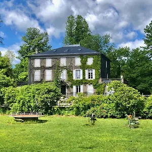 Dans Le Parc D'un Manoir Du Xixeme Chalet Angles (Midi-Pyrenees)